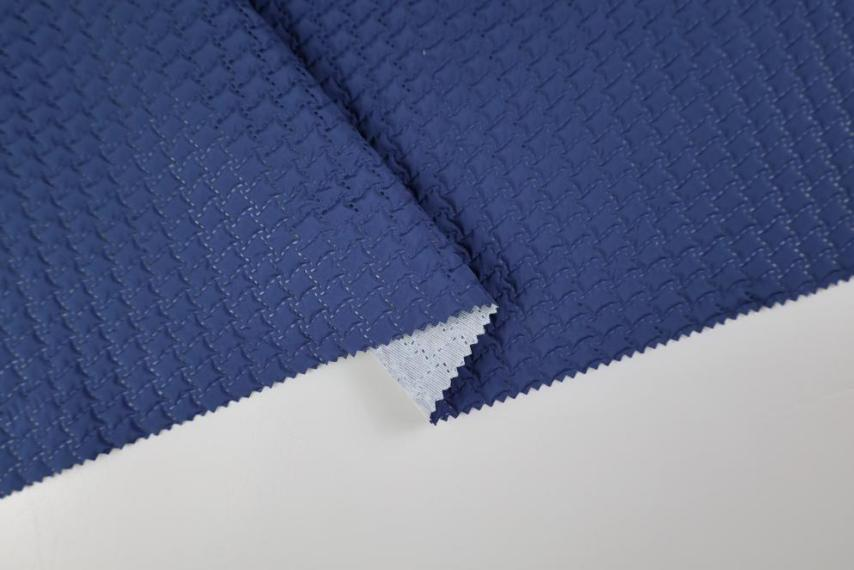 3D皺縮-迎領防寒服裝新風尚